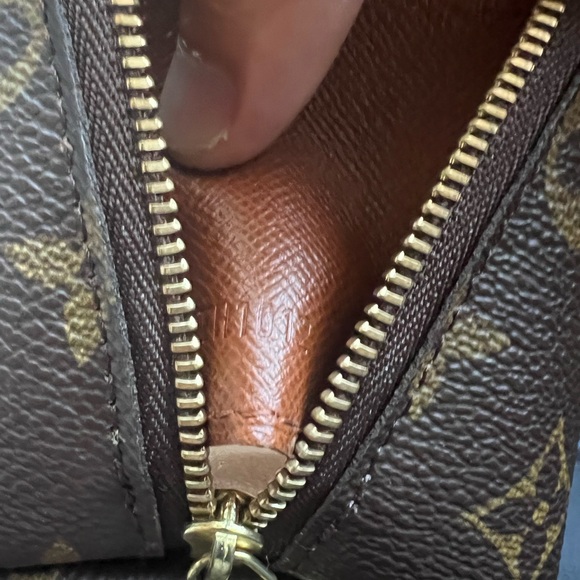 Louis Vuitton Trousse Demi Ronde - Picture 14 of 14